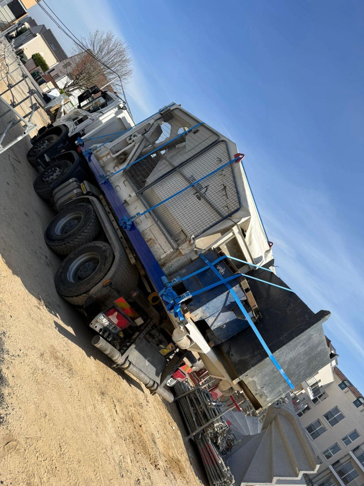 🚛 Notre nouveau plateau est arriv&eacute; pour renforcer notre 8x4 ampliroll !
