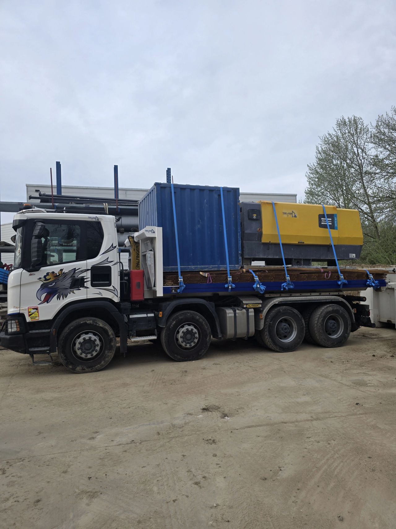 🚛 Notre nouveau plateau est arriv&eacute; pour renforcer notre 8x4 ampliroll !